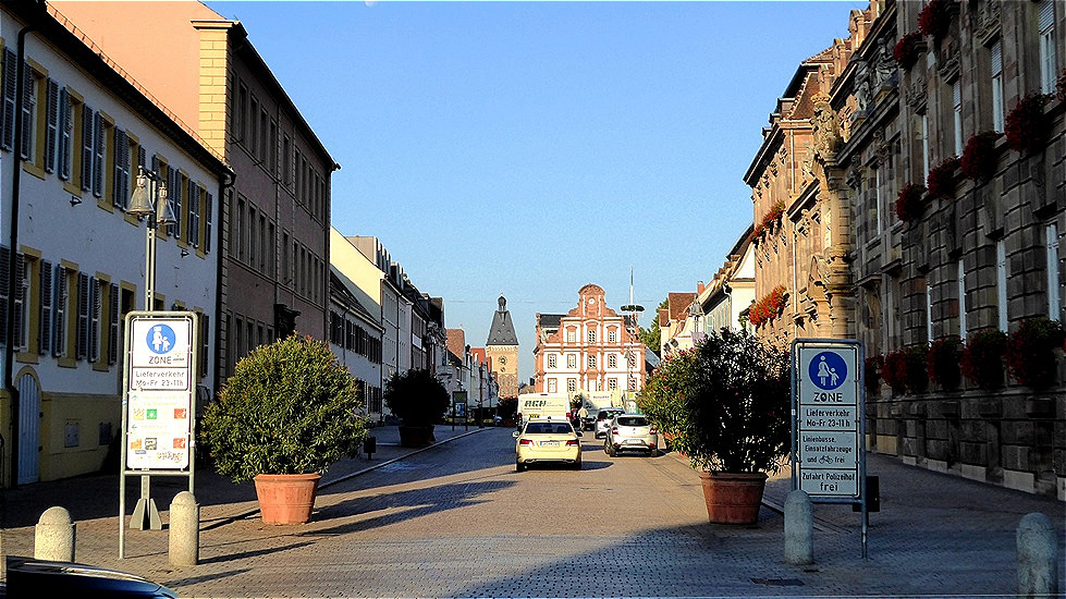 Blick auf das „Neue Kaufhaus am Markt“ und das Altpörtel - das westliche Stadttor Speyers und Teil der mittelalterlichen Befestigung

