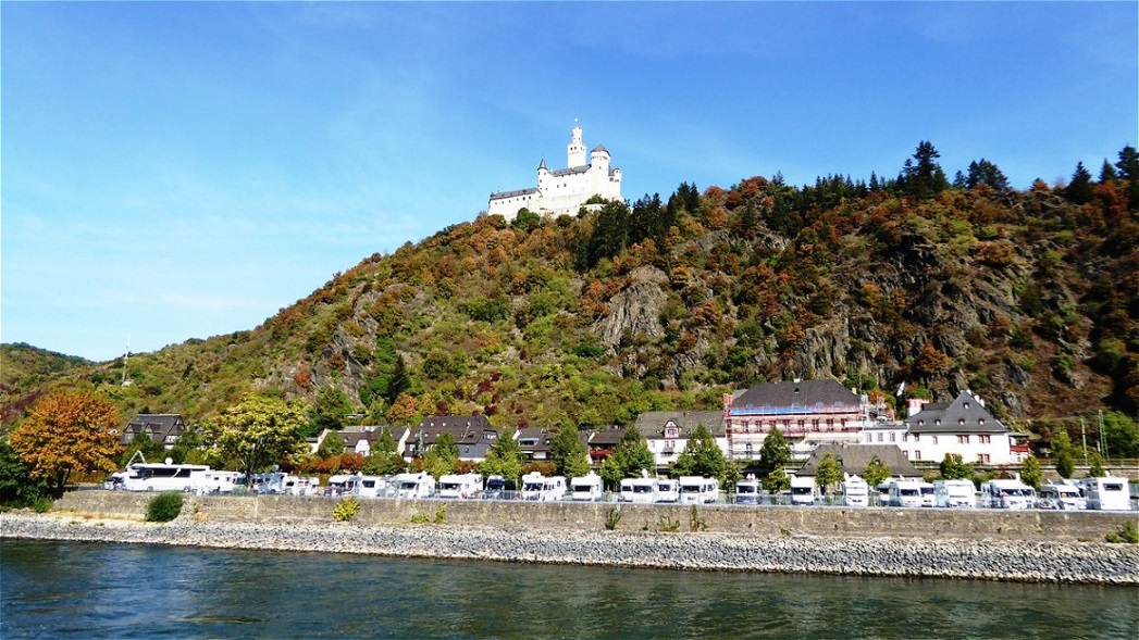 Die Marksburg in Braubach aus dem 12. Jahrhundert ist die einzige mittelalterliche Höhenburg im Mittelrhein, die nie zerstört wurde.

