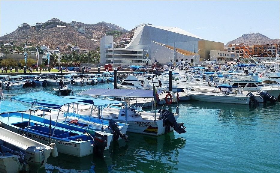 Modernes Veranstaltungsgebäude am Hafen