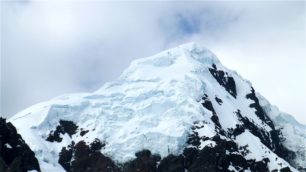 Der vergletscherte Gipfel des Wakay Wilka