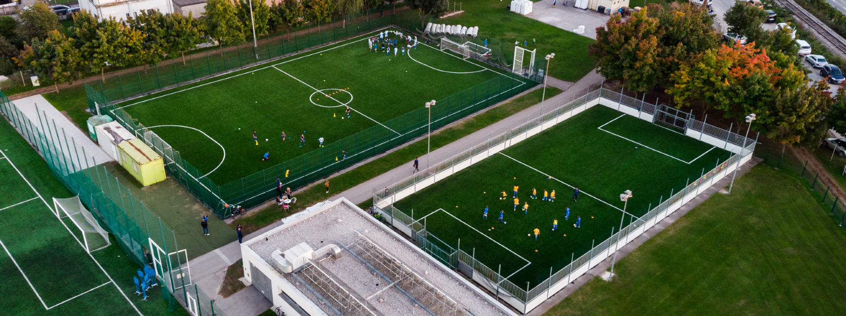 <h3>Umetne trave </h3>
<h4>za vrtove, atrije, športna igrišča, javne površine, golf, vrtce in šole</h4>
<a class="slider-button" href="kontakt.html">POŠLJI POVPRAŠEVANJE</a>