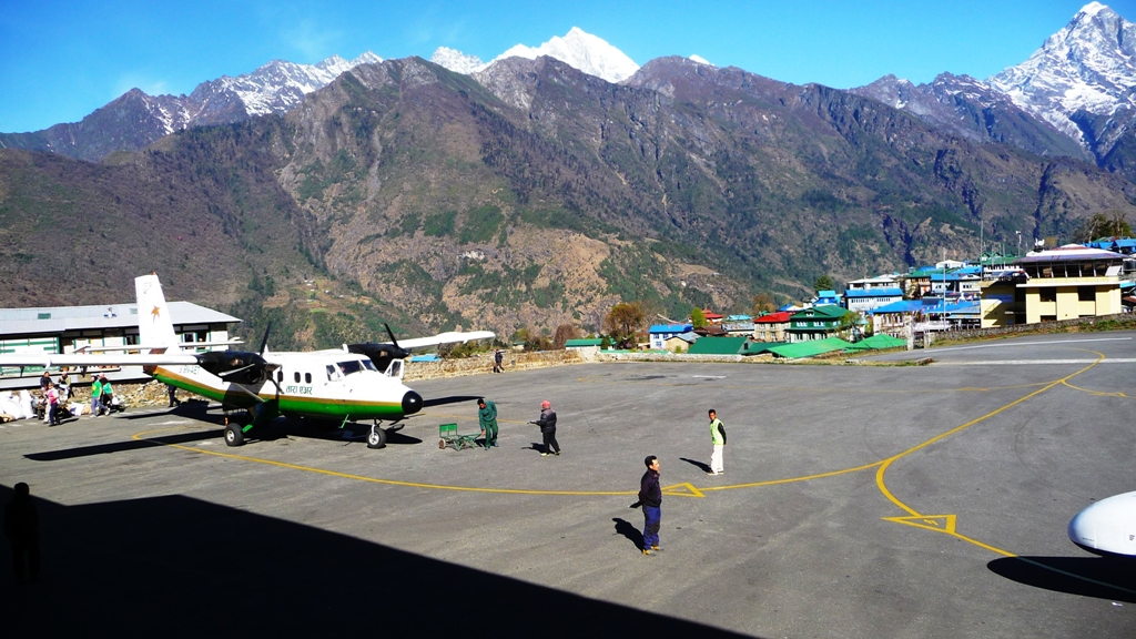 Zurück in Lukla - die Maschine wird startklar gemacht