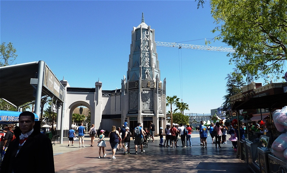 Auf der Universal Plaza
Hier warten viele Schauspieler in Kostümen auf die Besucher um mit ihnen für Erinnerungsfotos zu posen.