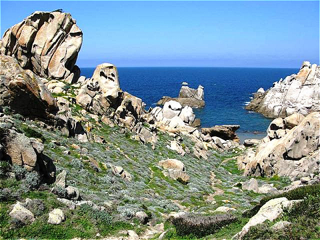 Wieder bergauf - Blick zurück in die einsame Bucht