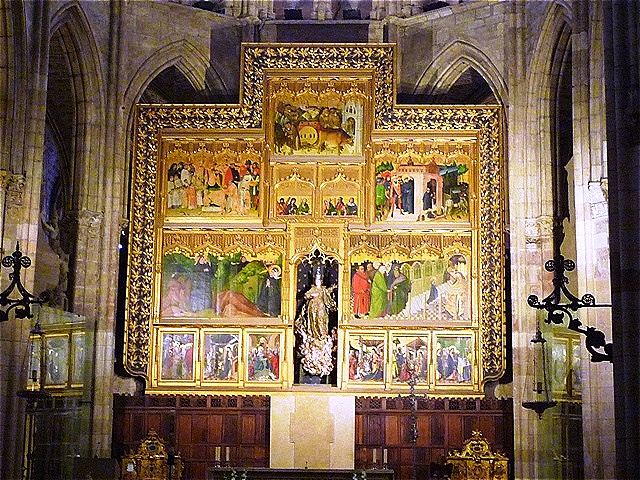 Viele goldene Altäre zieren die Kathedrale