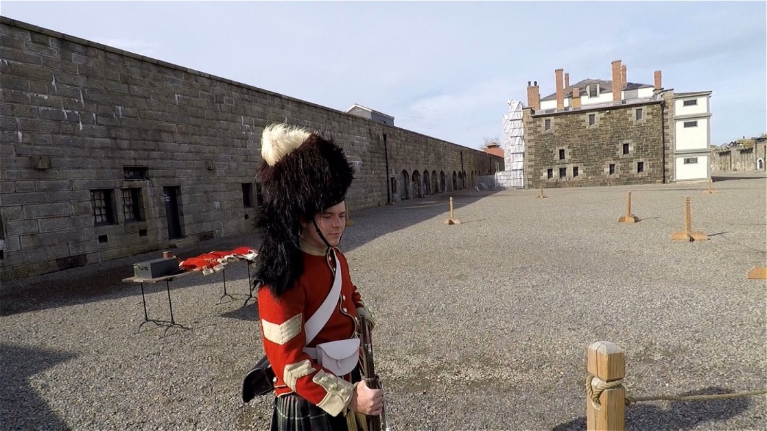 Im Hintergrund das Mannschaftsgebäude