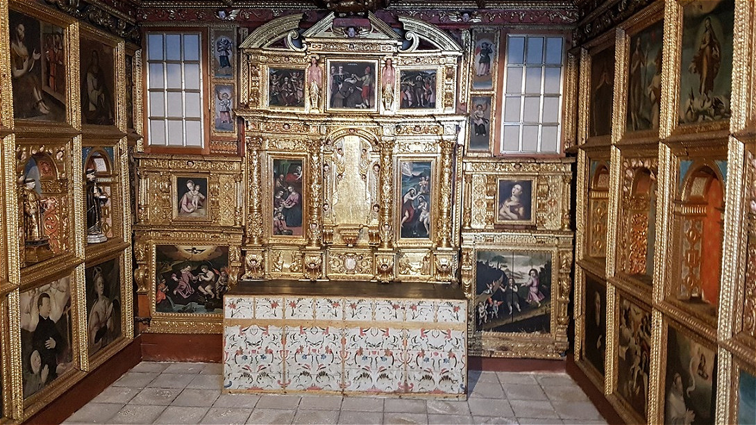 In Gold gerahmter Altar