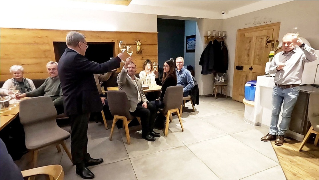 .....und bringt einen Toast aus !