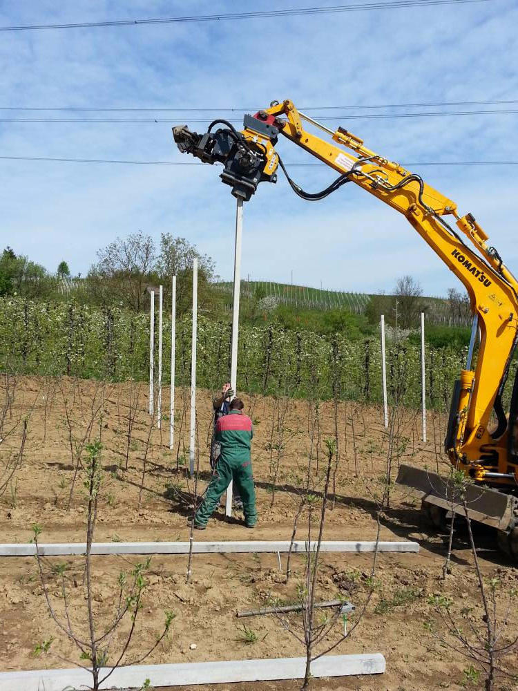 Bager s posebnim priključkom potisne steber v zemljo