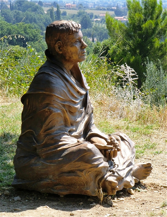 Francesco-Skulptur im Garten des Klosters