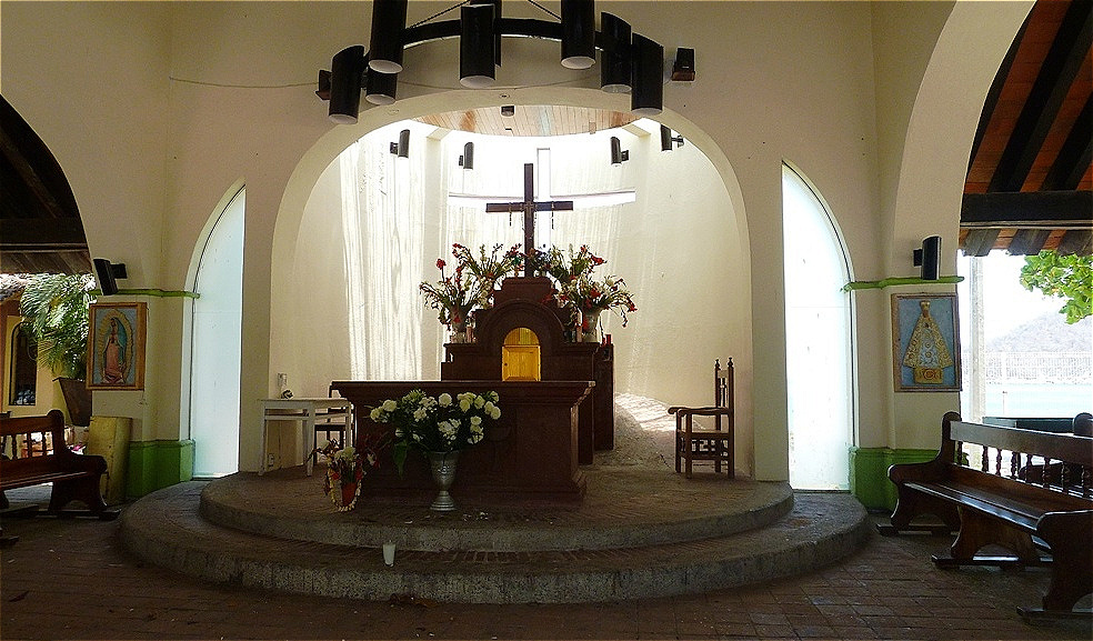 Das Altarkreuz enthält die Reliquie vom Heiligen Kreuz - "Santa Cruz"