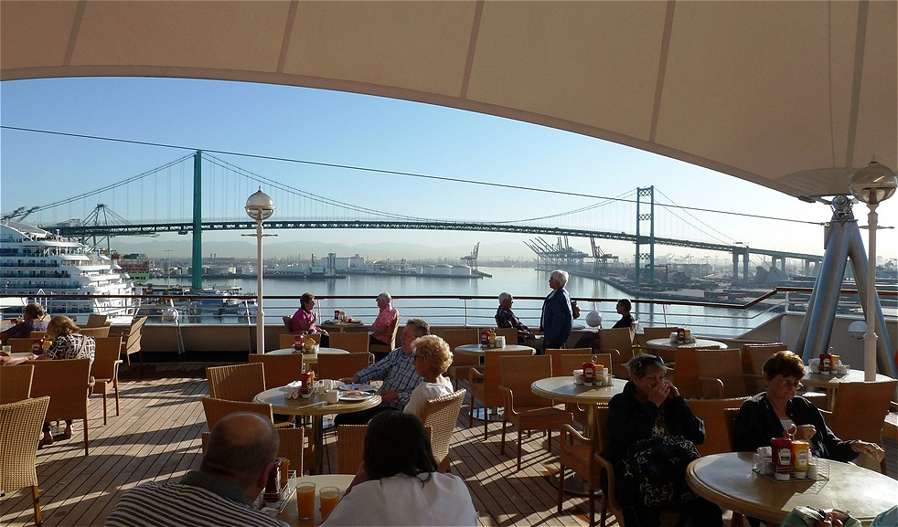 Blick auf die Hafeneinfahrt mit der Vincent Thomas Bridge