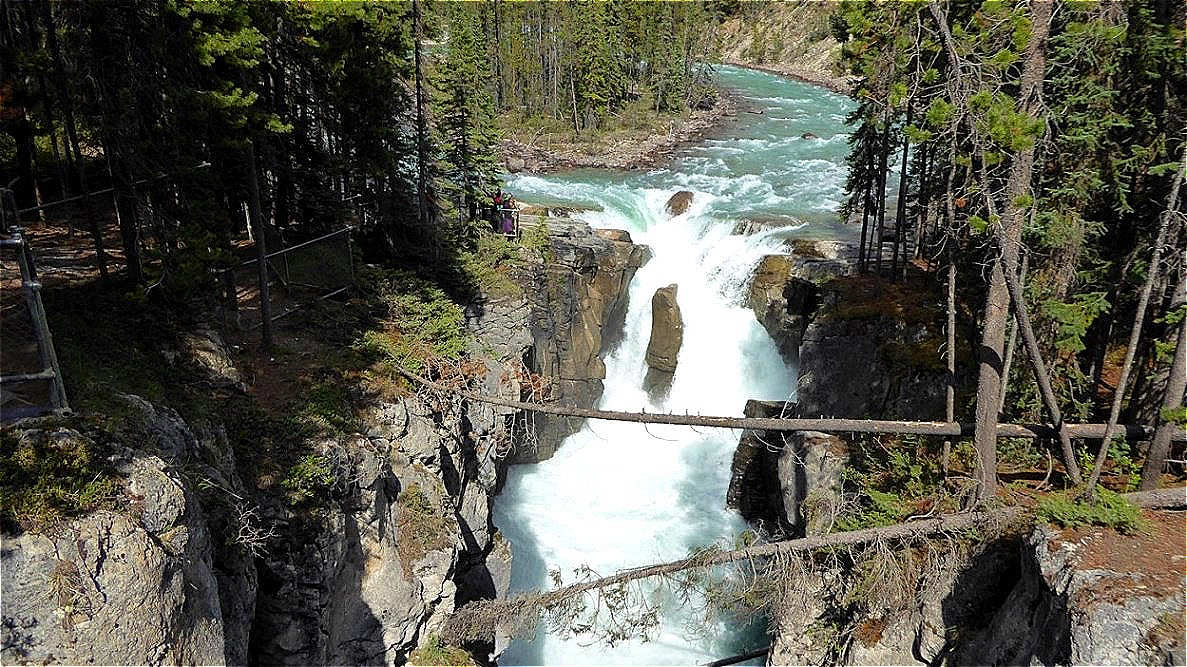 Tosendes Wasser in der Tiefe
