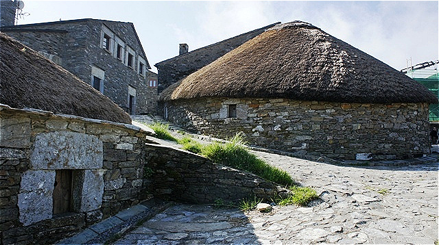 O Cebreiro (span.: El Cebrero) ist ein kleines Dorf am Jakobsweg im Osten der autonomen Gemeinschaft Galicien (Spanien). In der Provinz Lugo gelegen