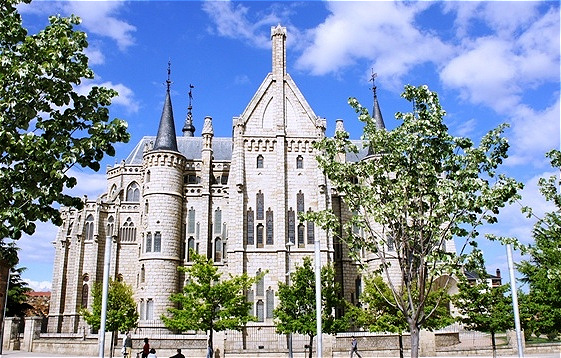 Der Bischofspalast von Antonio Gaudi - begonnen im Jahre 1889 und 1913 nach zwanzigjähriger Unterbrechung von Guereta vollendet.