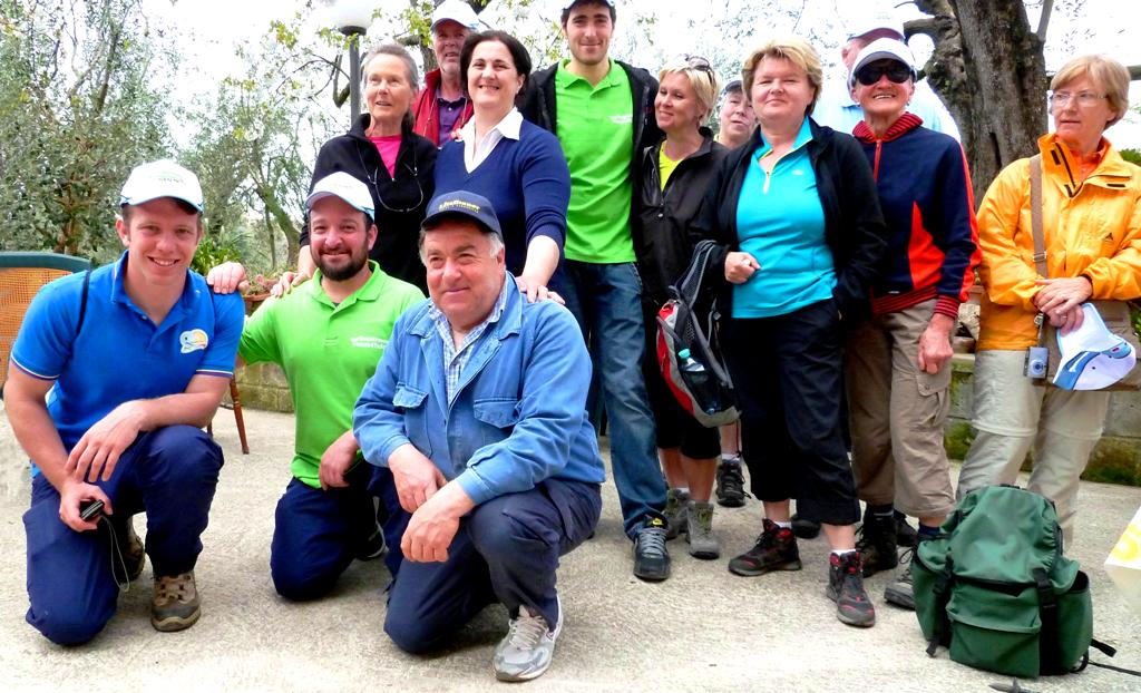 Wanderführer Sandro (links) mit dem Käser und Ferdinando mit Gattin und Sohn