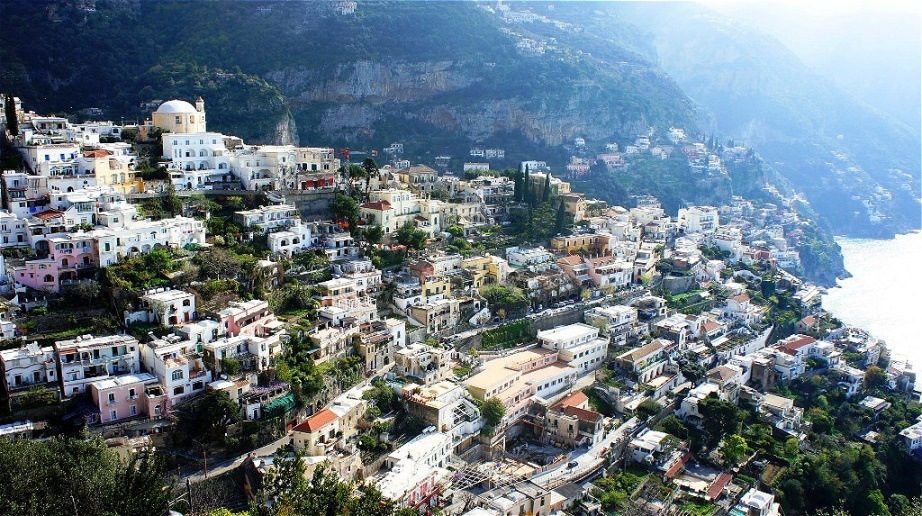 Positano
liegt inmitten einer Bucht zwischen der Punta Germano und dem Capo Sottile