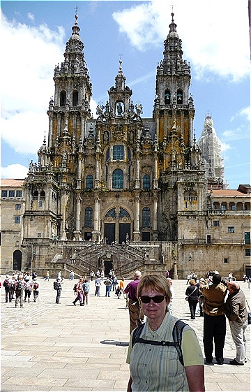 Geschafft ! Vor der Westfassade im Barockstil - auf der Praza do Obradoiro