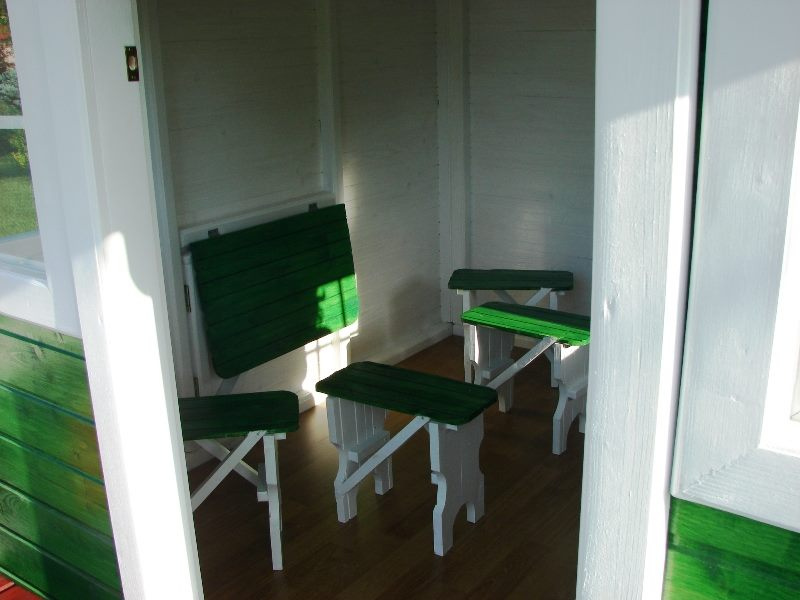 Mobilă de interior: 4 scăunele-taburet și o măsuță rabatabilă la perete