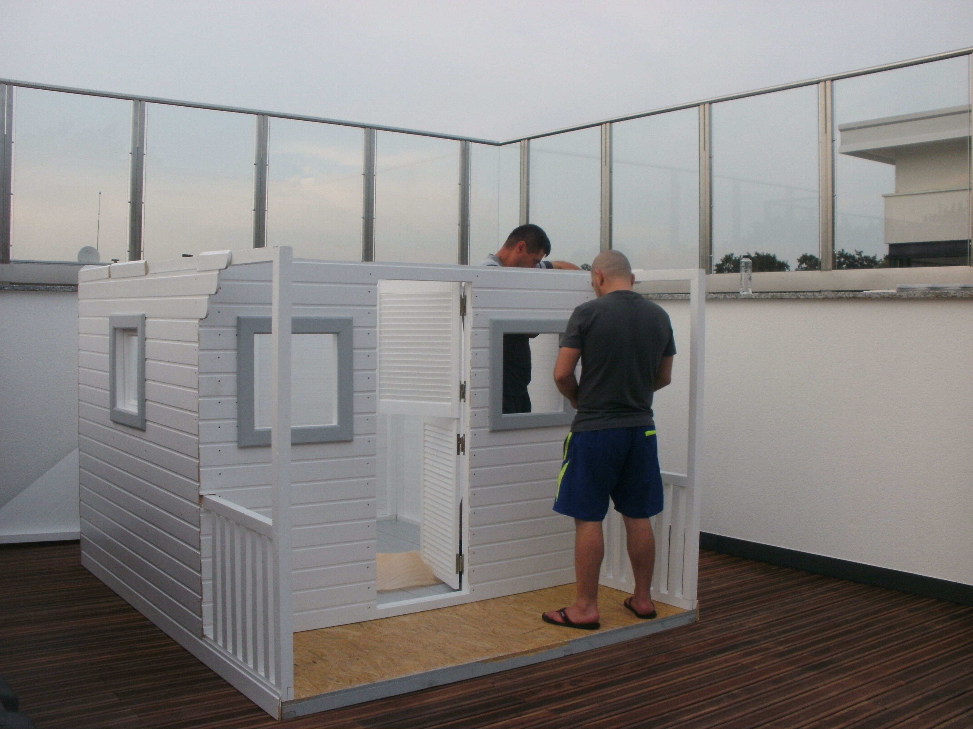 Căsuța în timpul montării pe terasă