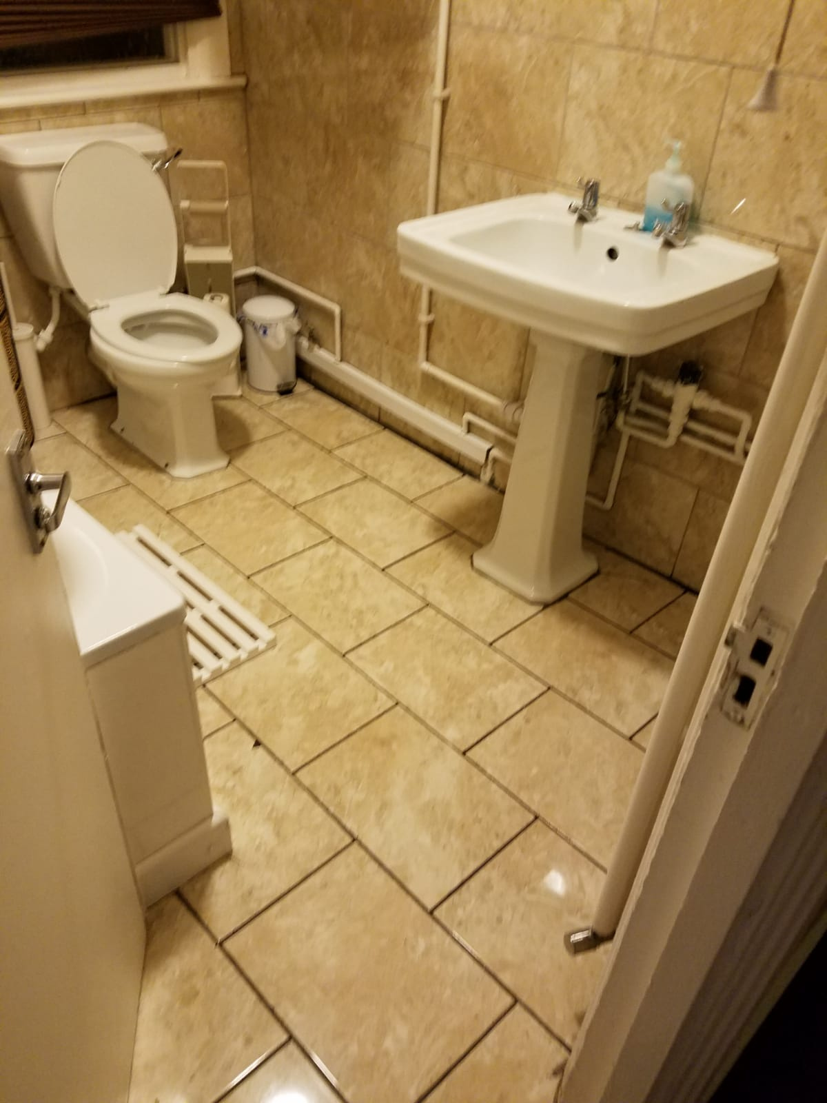 https://0501.nccdn.net/4_2/000/000/071/260/Bathroom--2--1200x1600.jpg