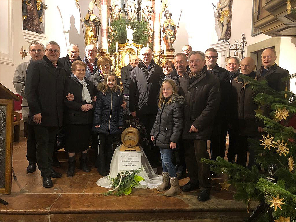 Die Taufpatin mit Bürgermeister und Winzern