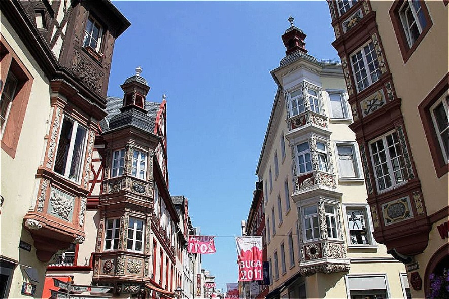 Die vier Häuser mit den kunstvollen Erkertürmen wurden 1608 erbaut