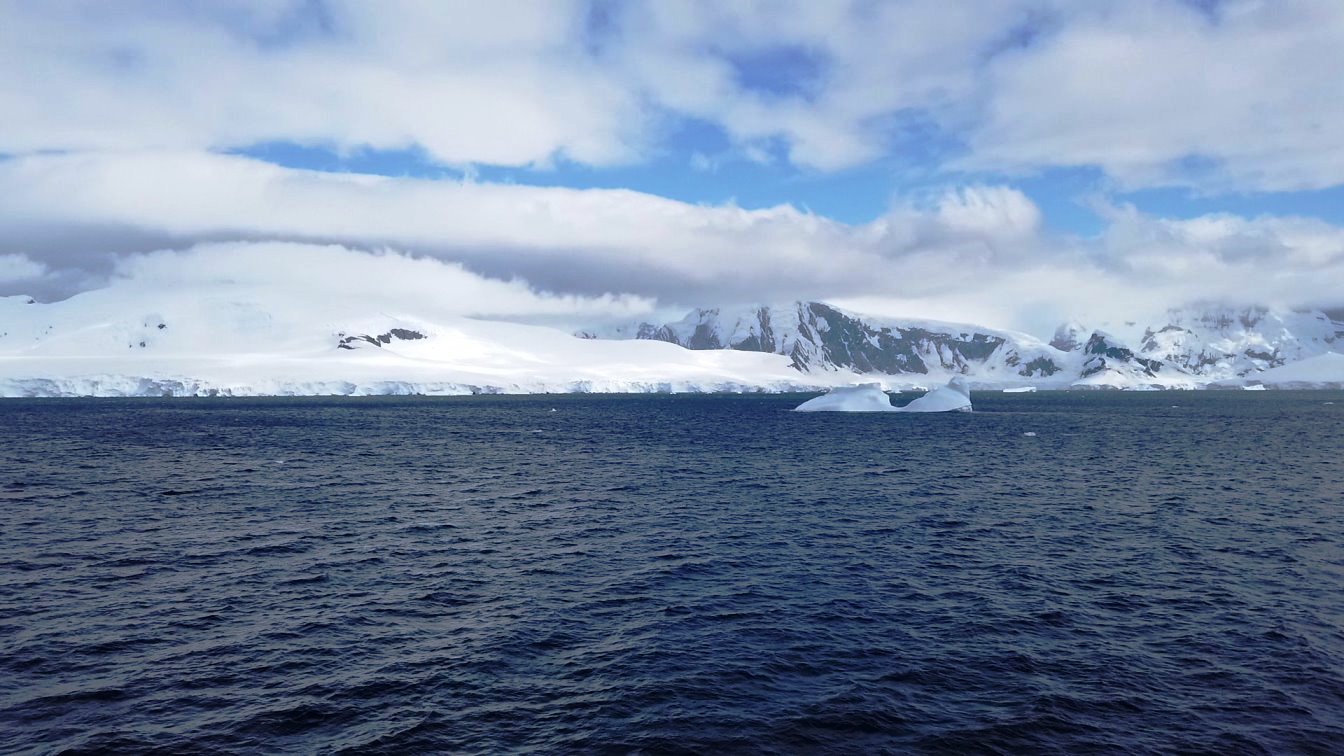 Wir haben den engen Kanal hinter uns gelassen