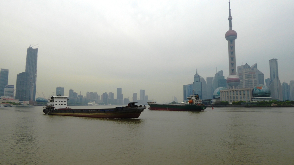Reger Schiffsverkehr herrscht auf dem Huangpu