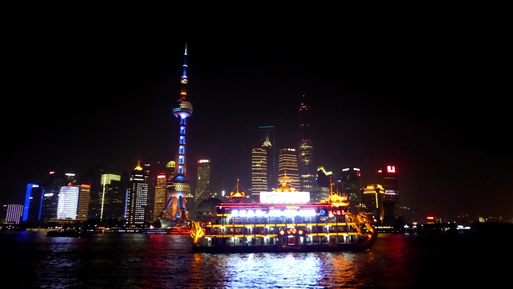 Ausflugsschiffe auf dem nächtlichen Huangpu