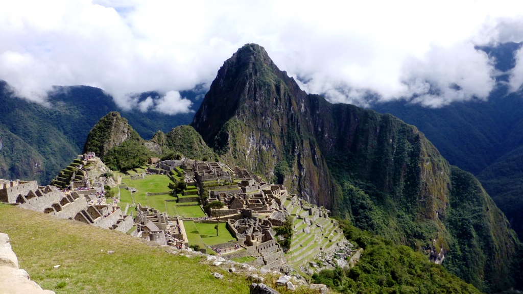 Ein beeindruckender Anblick
In ihrer Hochblüte beherbergte die Stadt bis zu 1000 Menschen. Der ursprünglicher Name der Stadt ist unbekannt. So benannte man sie nach einem der nahe gelegenen Berggipfel dem Machu Picchu