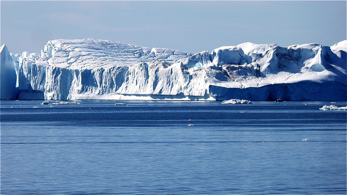 Gletscherschliff bildet schmutzige Einschlüsse im Eis