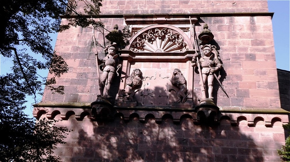 Steinerne Wächter über dem Schlosseingang