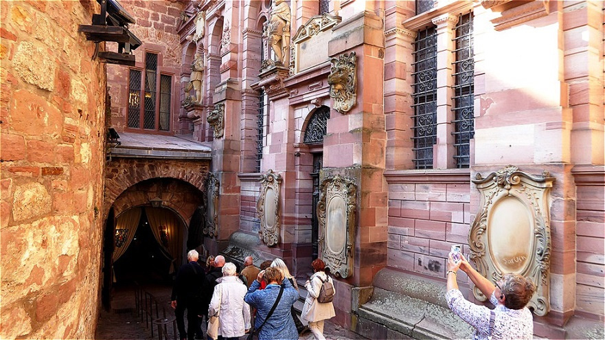 Wir gehen in den Weinkeller hinunter