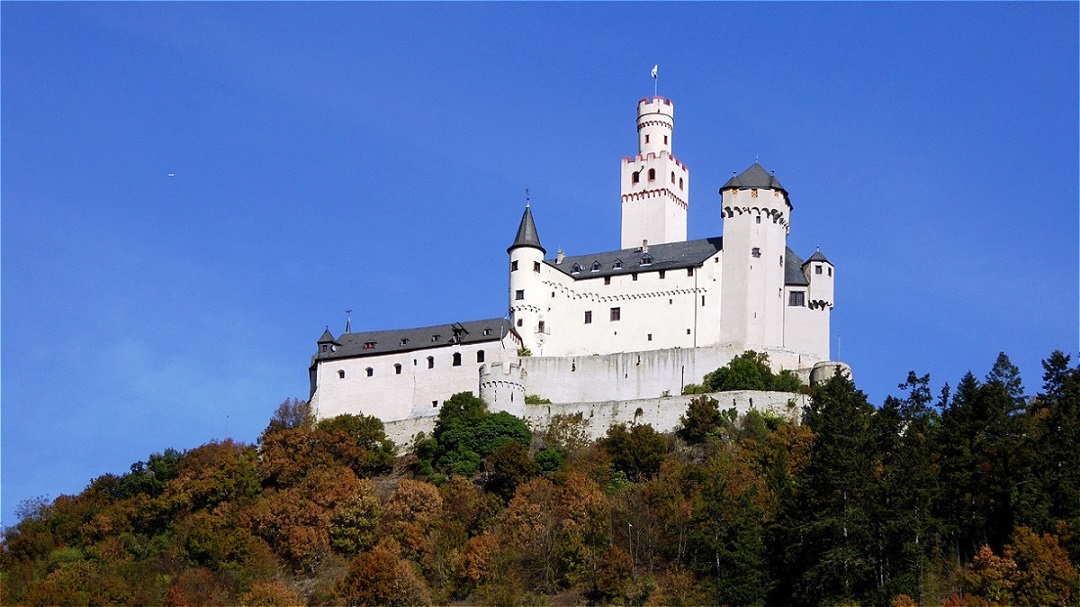 Sie thront 160 Meter über Braubach. Sie war Zollburg und wurde im 17. Jahrhundert als Festung mit Kanonen ausgebaut
