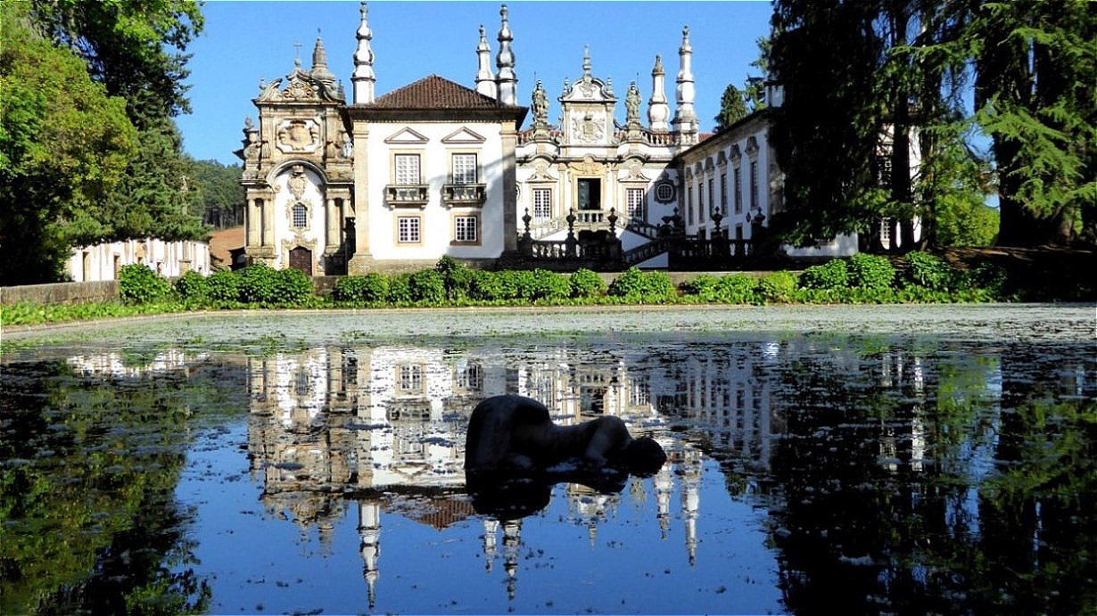 Der erste Blick auf den Mateus Palast - mit der Nymphe im Teich