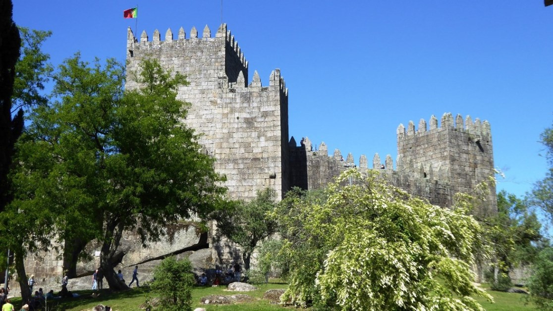 Das Castelo de Guimarães liegt auf dem Monte Largo im Norden Portugals, 50 km von der Stadt Porto entfernt. Hier soll Dom Afonso I, der erste König Portugals geboren sein, deshalb gilt Guimarães als "Berço da Nação", die Wiege der Nation.