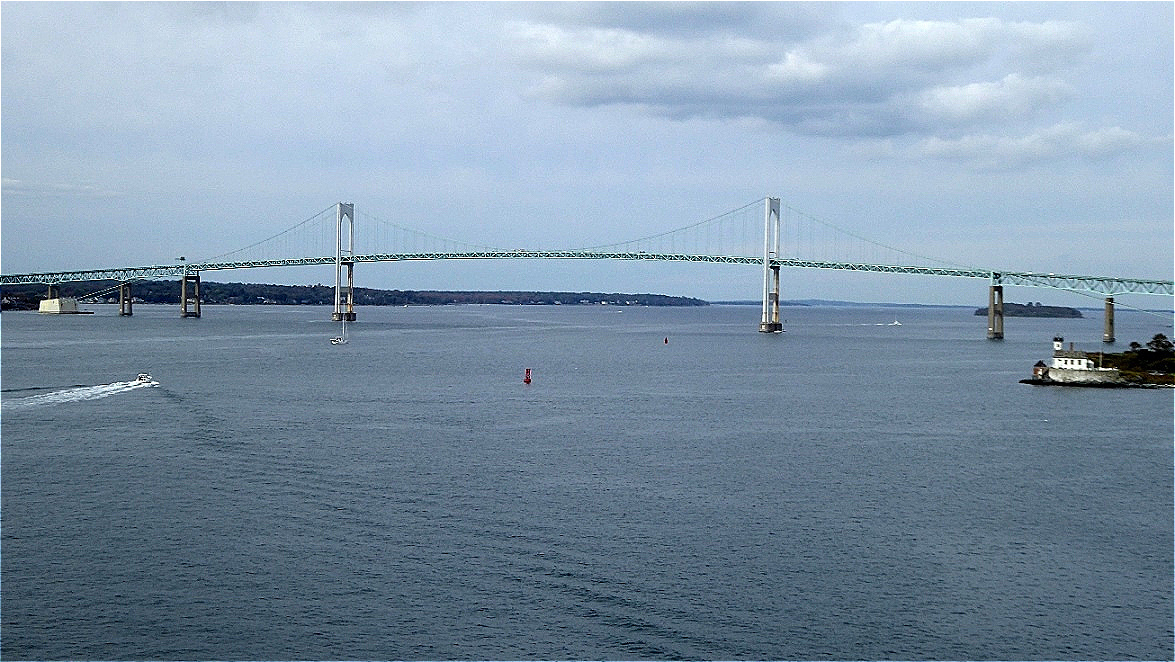 Unser Schiff ankert vor der Hängebrücke von Newport nach Jamestown