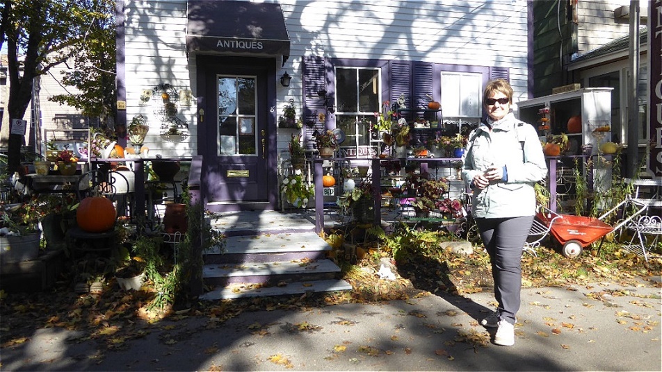 Vor einem Antiquitätengeschäft