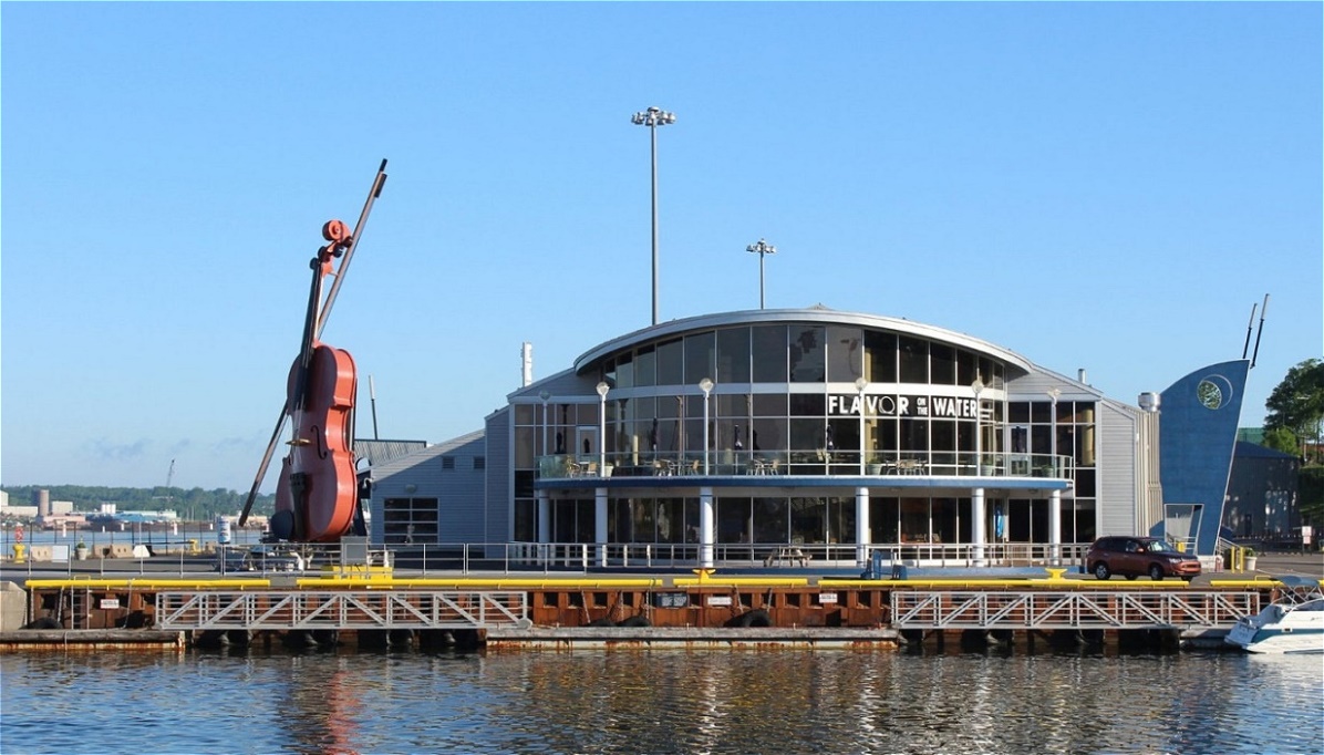 Die Schiffslände mit "The Big Fiddle"