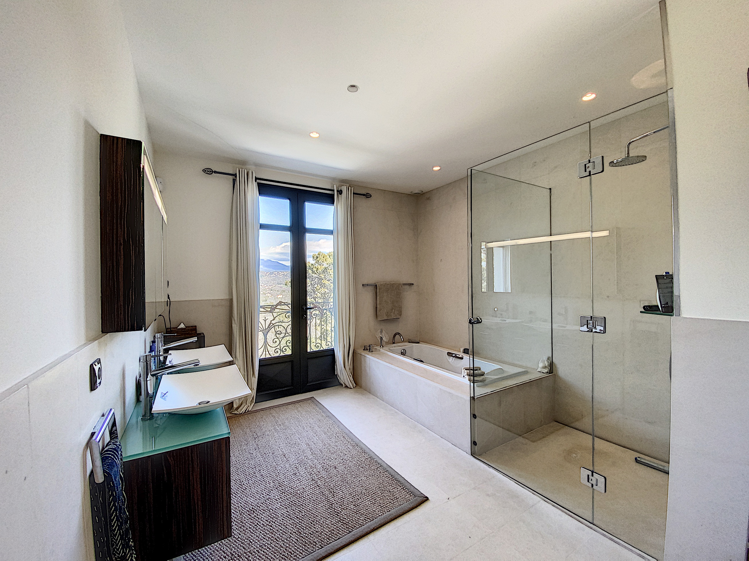 https://0501.nccdn.net/4_2/000/000/071/260/Terre-Blanche-luxury-villa-rental-L06.jpg