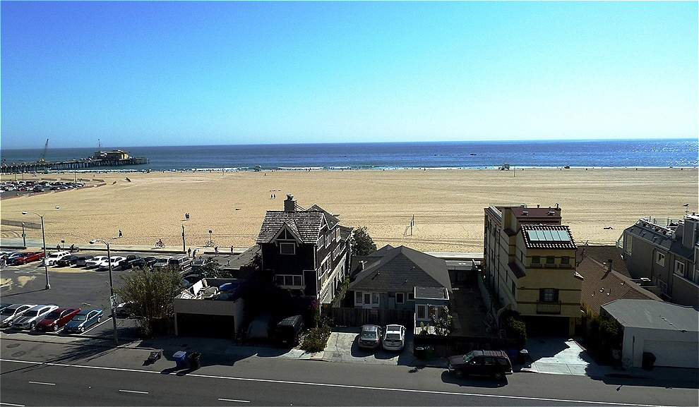 Blick von der Steilküste hinaus auf den breiten Strand