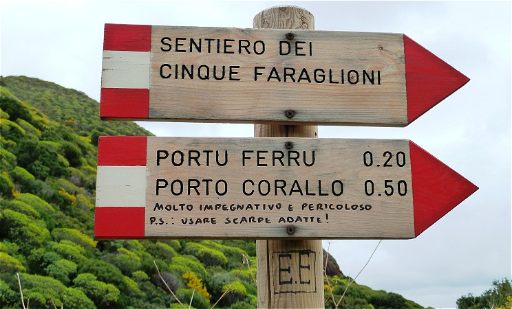 Wegweiser für unsere Wanderung. Beachtenswert der handschriftlich hinzugefügte Hinweis auf dem Schild: "Sehr herausfordernd und gefährlich. P.S.: Passende Schuhe verwenden !"