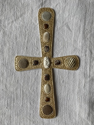 croix pierres blanches en textile