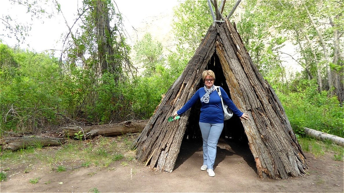 Vor einem Rindentippi