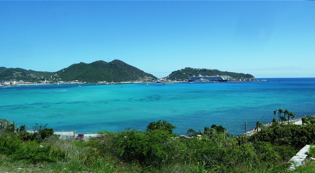 Unser Schiff ankert im türkisfarbigen Wasser !