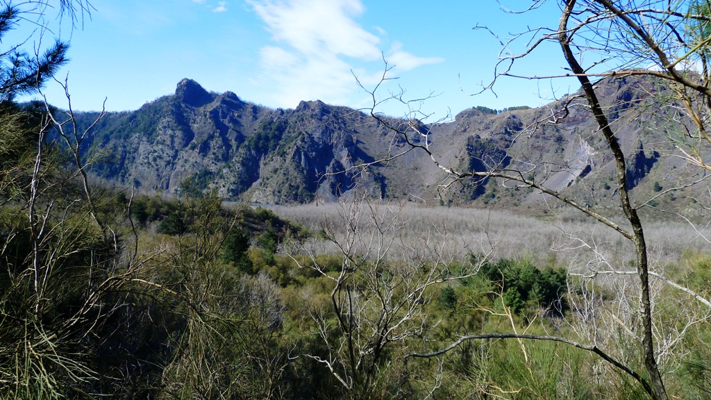 Blick aus der Caldera hin zum Kraterrand des Somma mit dem "Punto Nasone"