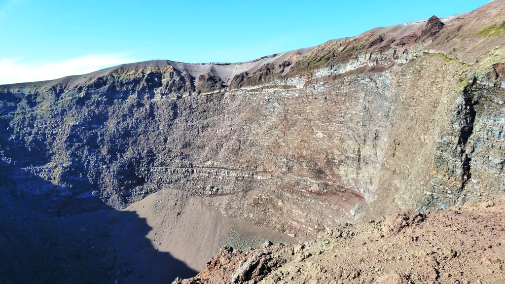Deutlich erkennt man die Schichtung von erkalteter Lava und Gestein