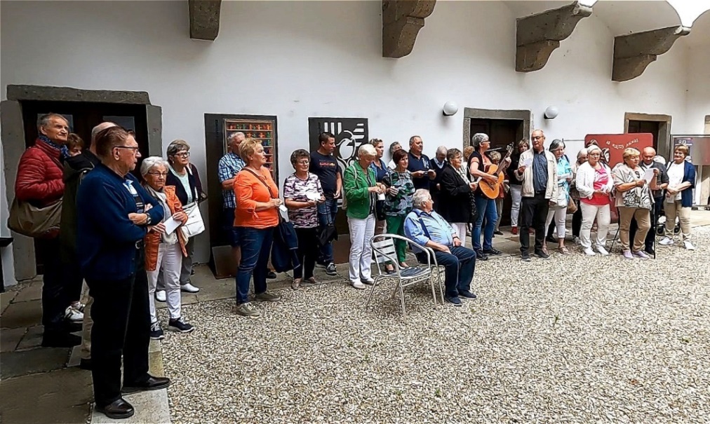 Bewegender Abschluss im Schlosshof - gemeinsam singen wir das Glasmacherlied