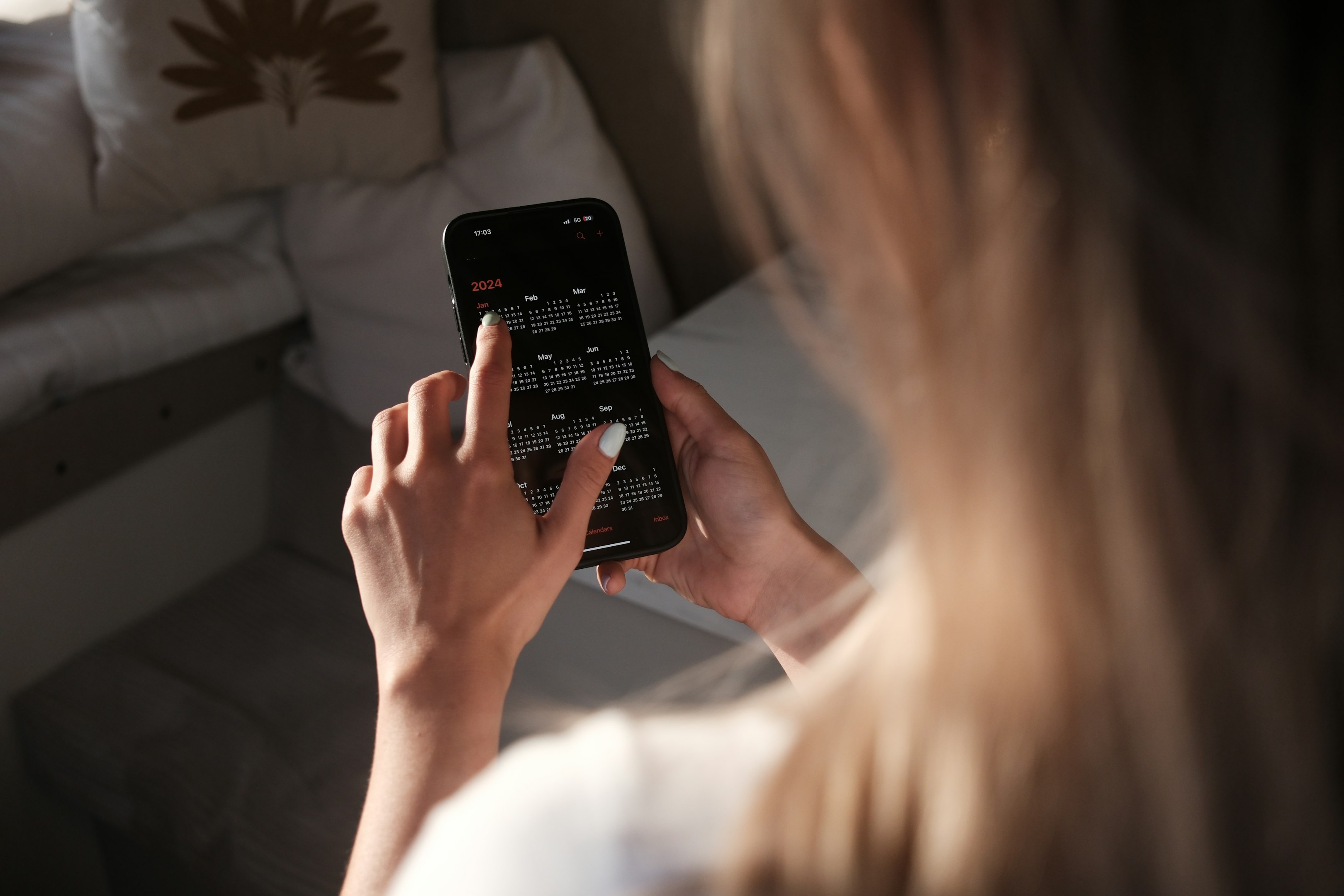 une femme tenant un téléphone portable contre son visage